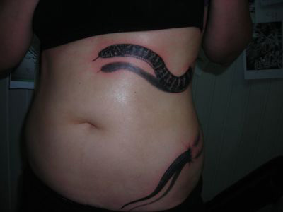 tatouage serpent en trompe l’œil