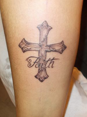 Tatouage d'une croix avec un lettrage "Faith"