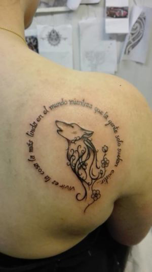 tatouage calligraphie avec un loup