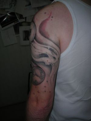 Tatouage sur le bras (noir et ombre)