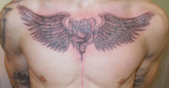 Tatouage rose et ailes en noir et ombre