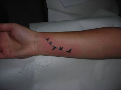 tatouage silhouette d'oiseaux qui s'envolent