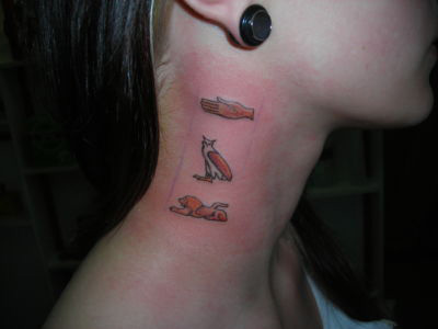 Tatouage hiéroglyphe égyptien dans le cou