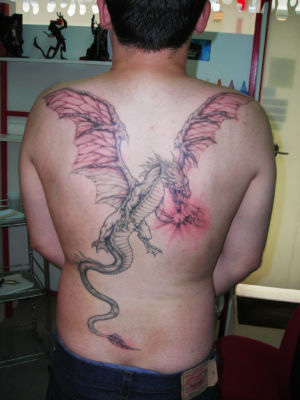 Tatouage dragon dans le dos