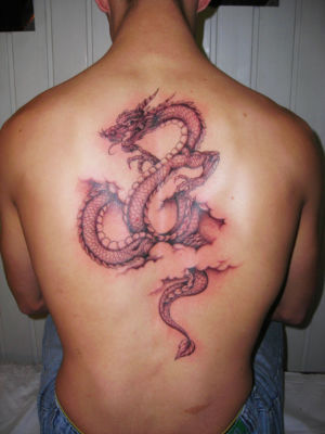 Tatouage dragon dans le dos