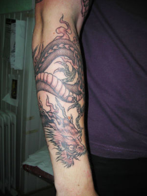 Tatouage dragon sur le bras