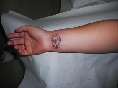 Tatouage initiale sur le poignet
