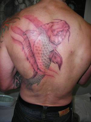 Tatouage poisson dans le dos