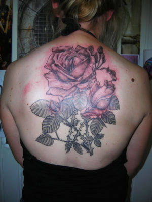 Tatouage rose dans le dos