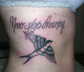 Tatouage hirondelle et écriture calligraphie style réaliste et old school