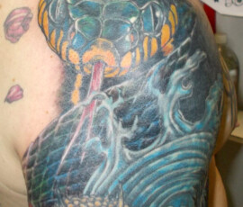 Tatouage serpent style réaliste en couleur bras intégrale.