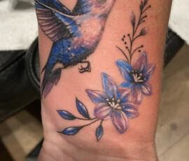 Tatouage en couleur d'un oiseau colibris en couleur avec effet "watercolor" aquarelle.