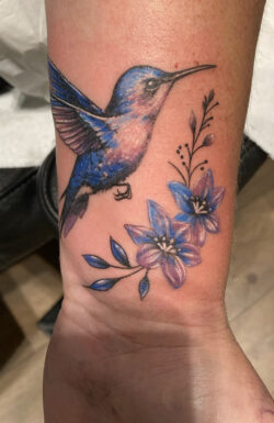 Tatouage d'un colibris effet watercolor Tatouage en couleur d'un oiseau colibris en couleur avec effet "watercolor" aquarelle.