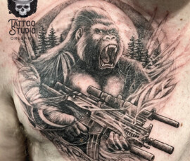 Tatouage d'un gorille sur le pectoral. Style réaliste noir et ombre