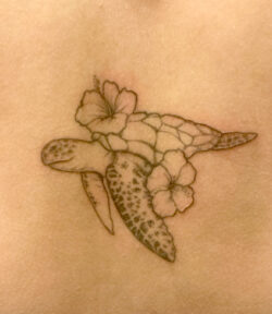 Tatouage tortue et fleurs d'hibiscus Tatouage tortue et fleurs d'hibiscus