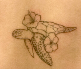 Tatouage tortue et fleurs d'hibiscus