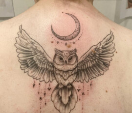 Tatouage d'un hibou accompagné d'un croissant de lune