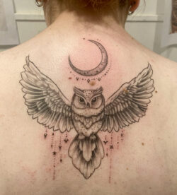 Tatouage d'un hibou accompagné d'un croissant de lune Tatouage d'un hibou accompagné d'un croissant de lune