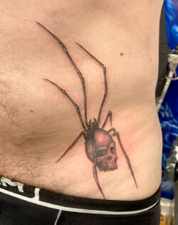 Tatouage araignée en crâne en noir et ombres Tatouage d'une araignée avec un corps en forme de crâne.