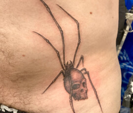 Tatouage d'une araignée avec un corps en forme de crâne.