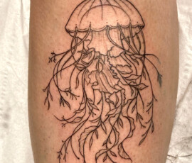 Tatouage méduse avec des traits très fins et délicats de style "Finework"