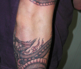 Tatouage dragon sur le bras style réaliste