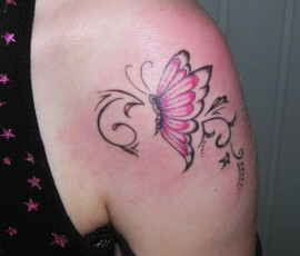 Tatouage papillon sur l'épaule