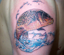 Tatouage de carpe en couleur style réaliste