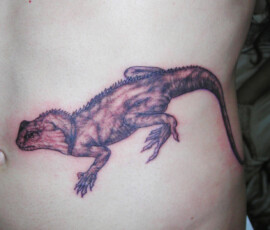 Tatouage d'un reptile, lézard en noir styles réaliste.
