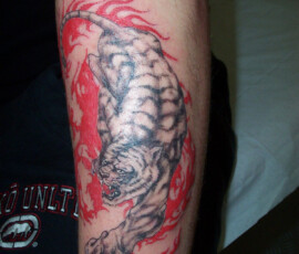 Tatouage tigre et décorations flammes rouges