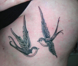 Tatouage hirondelles style old scool