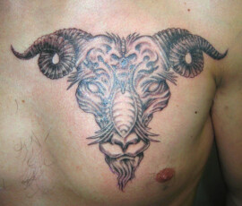 Tatouage de bouc sur le torse effets décoratifs