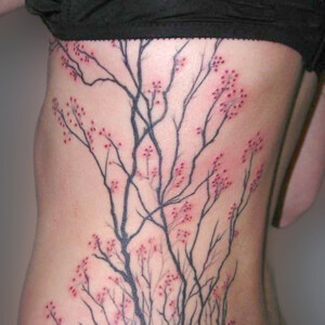 Tatouage cerisier en fleur sur le coté du dos