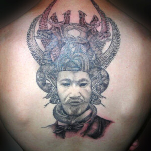 Tatouage Guerrier asiatique grand portrait dans le dos de style réaliste