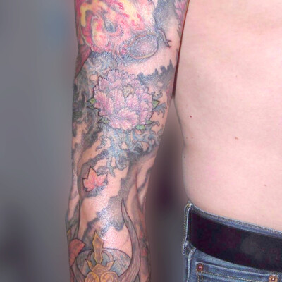 Tatouage bras intégral japonais avec carpe, pivoine, vagues...