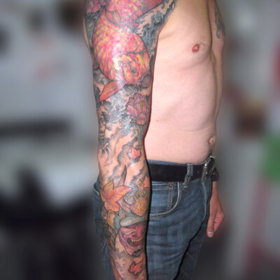 Tatouage bras intégral japonais avec carpe, pivoine, vagues...