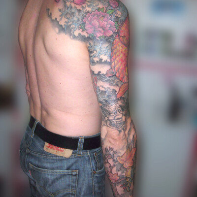 Tatouage bras intégral japonais avec carpe, pivoine, vagues...