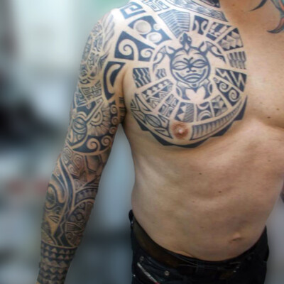 Tatouage bras intégral tribal / Maori, le tatouage couvre le bras entier et le pectoral