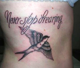 Tatouage calligraphie et hirondelle