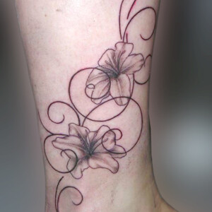 Tatouage fleur de lys sur la cheville