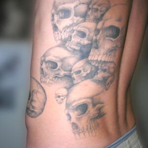 Tatouage têtes de mort sur le coté du dos en noir et ombre