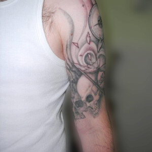 Tatouage sablier en noir et ombre, symbolisant le temps qui passe.