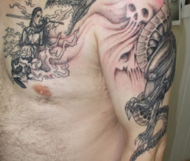 Tatouage de dragon couvrant l'épaule, l'omoplate et le pectoral