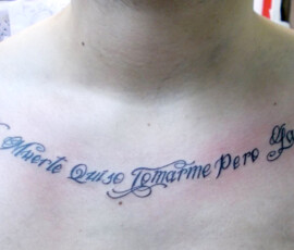 Tatouage calligraphie sur les clavicules