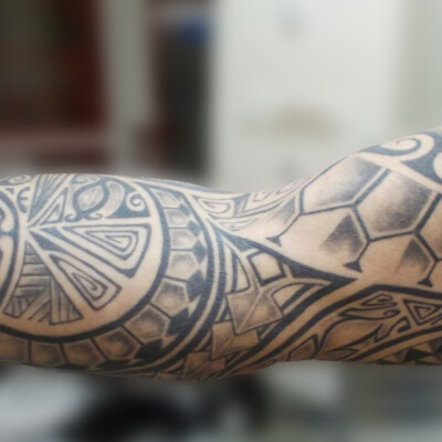 Tatouage bras intégral tribal / Maori, le tatouage couvre le bras entier et le pectoral