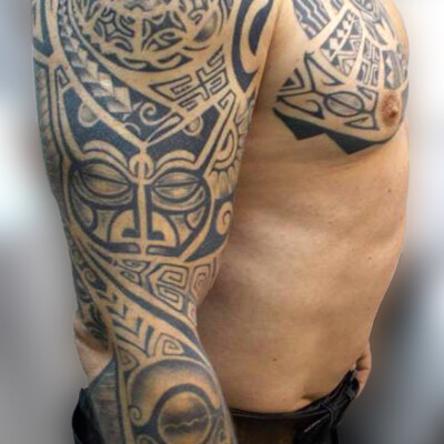 Tatouage bras intégral tribal / Maori, le tatouage couvre le bras entier et le pectoral