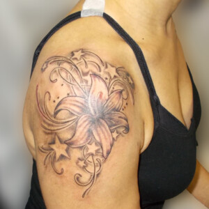 Tatouage fleur de lys et étoiles  style réaliste