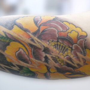 Tatouage pivoine à l'intérieur du bras style japonais