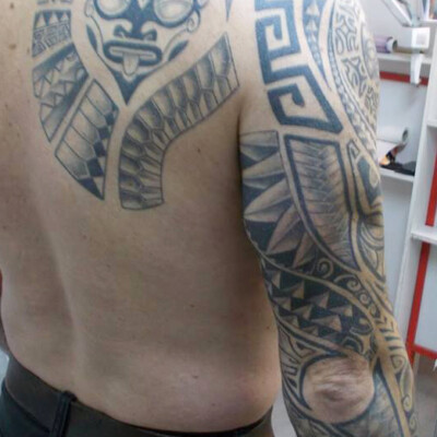 Tatouage bras intégral tribal / Maori, le tatouage couvre le bras entier et le pectoral
