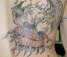 Tatouage écriture sur un parchemin avec un phénix.